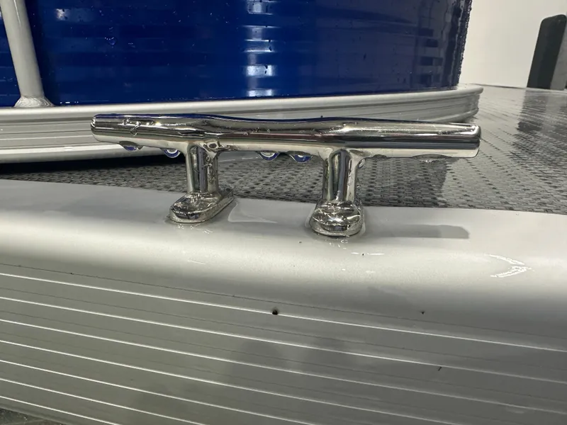 Slide: The Image of 2024 Bennington 20SVLSR boat cleat on sleek deck surface. - 5