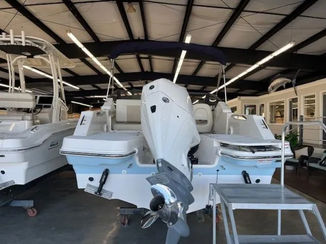 Slide: The Image of Boston Whaler 210 Vantage 2025 - 3