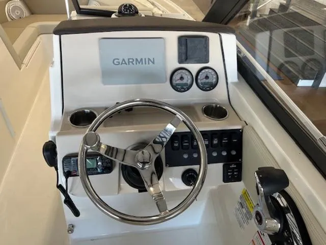 Slide: The Image of Boston Whaler 210 Vantage 2025 - 4