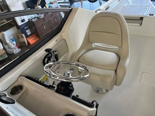 Slide: The Image of Boston Whaler 210 Vantage 2025 - 5