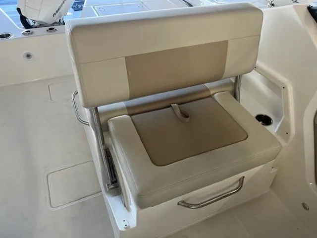 Slide: The Image of Boston Whaler 210 Vantage 2025 - 6