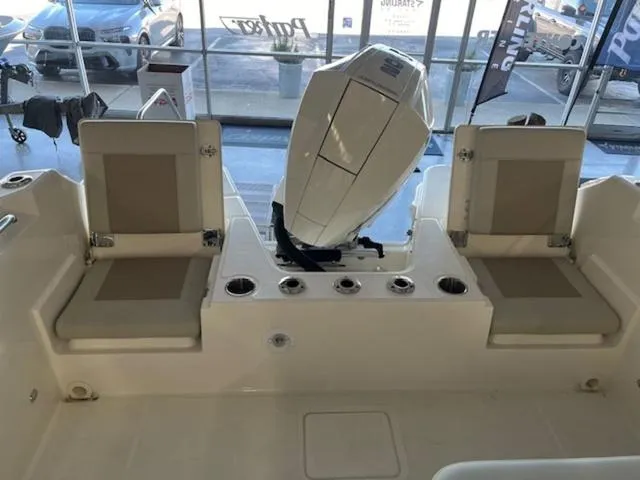Slide: The Image of Boston Whaler 210 Vantage 2025 - 8