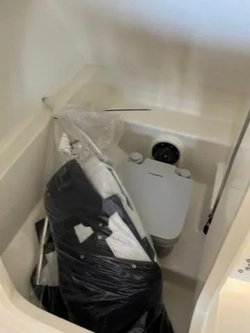 Slide: The Image of Boston Whaler 210 Vantage 2025 - 9