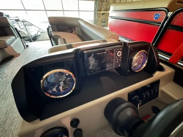 Slide: The Image of Premier 220 Sunscape RF 2025 - 10