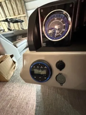 Slide: The Image of Premier 220 Sunscape RF 2025 - 11