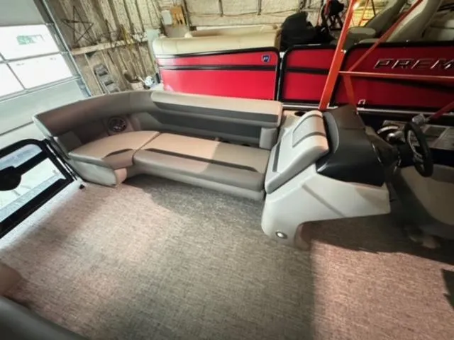 Slide: The Image of Premier 220 Sunscape RF 2025 - 12