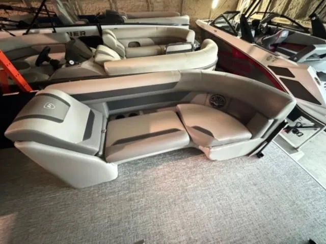 Slide: The Image of Premier 220 Sunscape RF 2025 - 14