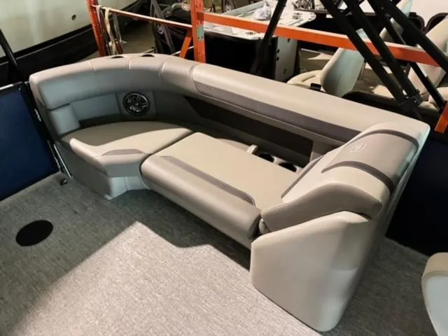 Slide: The Image of Premier 220 Sunscape RF 2025 - 15