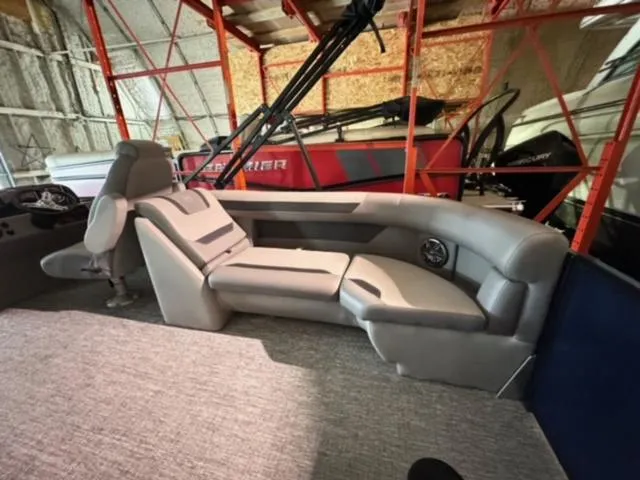 Slide: The Image of Premier 220 Sunscape RF 2025 - 16