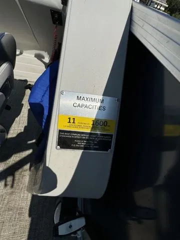 Slide: The Image of Maximum capacity label on 2021 Tahoe LTZ Versatile Rear Lounger 24' boat. - 17