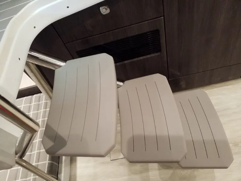 Slide: The Image of Steps of a 2021 Formula 430 Super Sport Crossover boat, featuring sleek design and sturdy construction. - 9