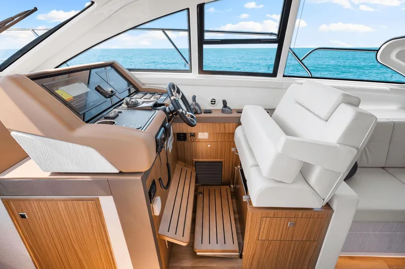 Slide: The Image of Cruisers Yachts 46 Cantius 2025 - 25