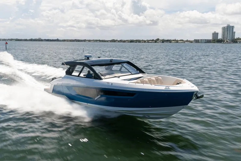 Slide: The Image of Cruisers Yachts 50 GLS 2025 - 12