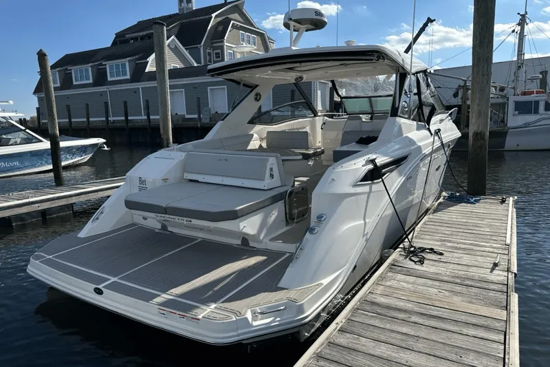 Slide: The Image of Sea Ray 320 Sundancer 2022 - 2