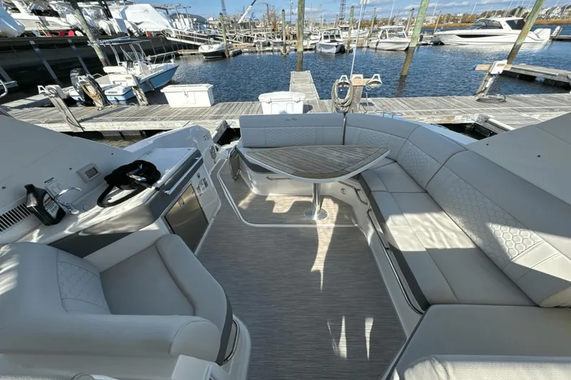 Slide: The Image of Sea Ray 320 Sundancer 2022 - 3