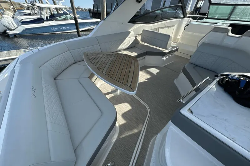 Slide: The Image of Sea Ray 320 Sundancer 2022 - 4