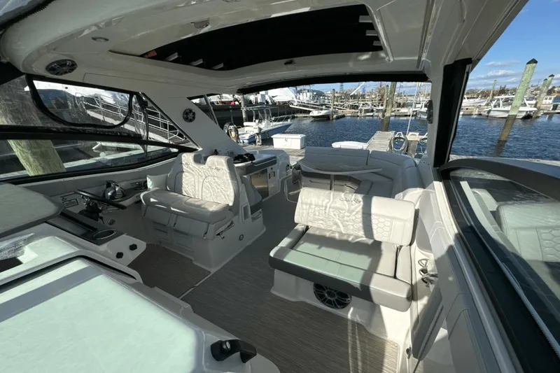 Slide: The Image of Sea Ray 320 Sundancer 2022 - 5
