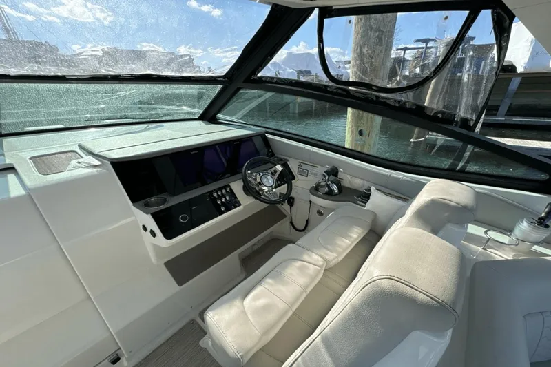 Slide: The Image of Sea Ray 320 Sundancer 2022 - 6