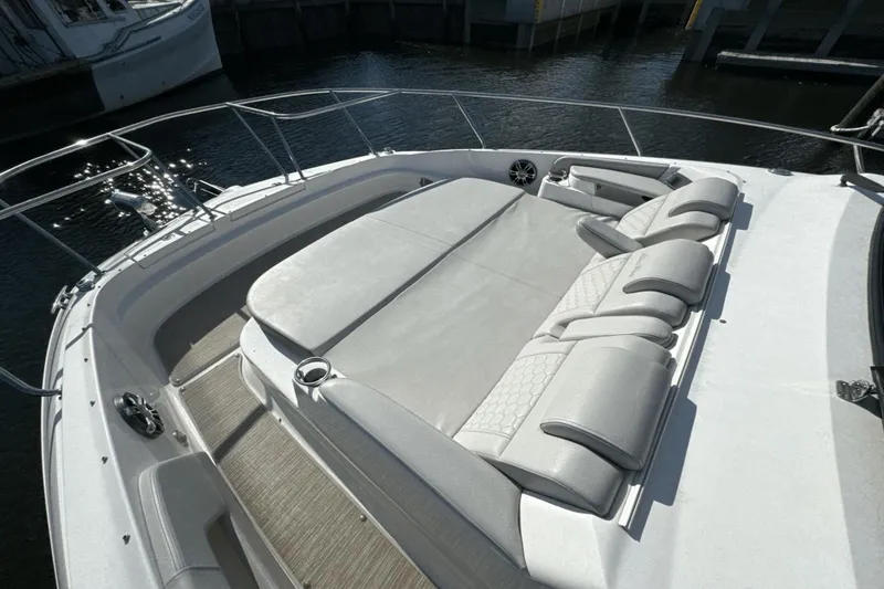 Slide: The Image of Sea Ray 320 Sundancer 2022 - 8