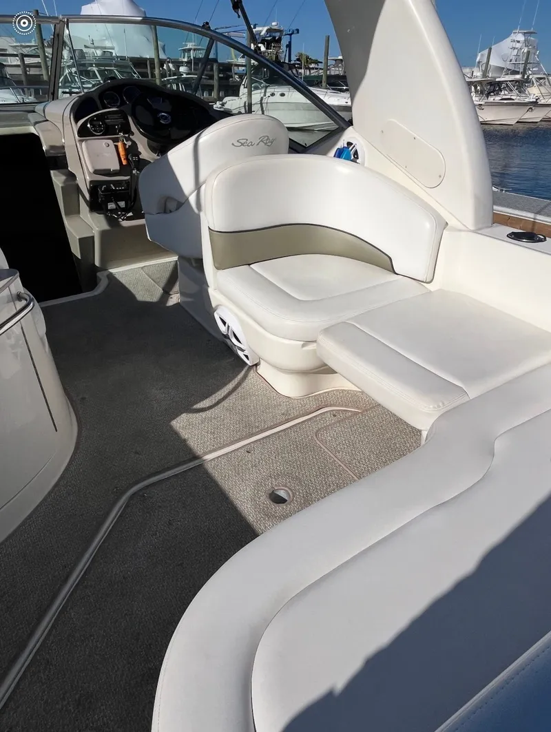 Slide: The Image of Interior of a 2006 Sea Ray Sundancer 260 yacht. - 28