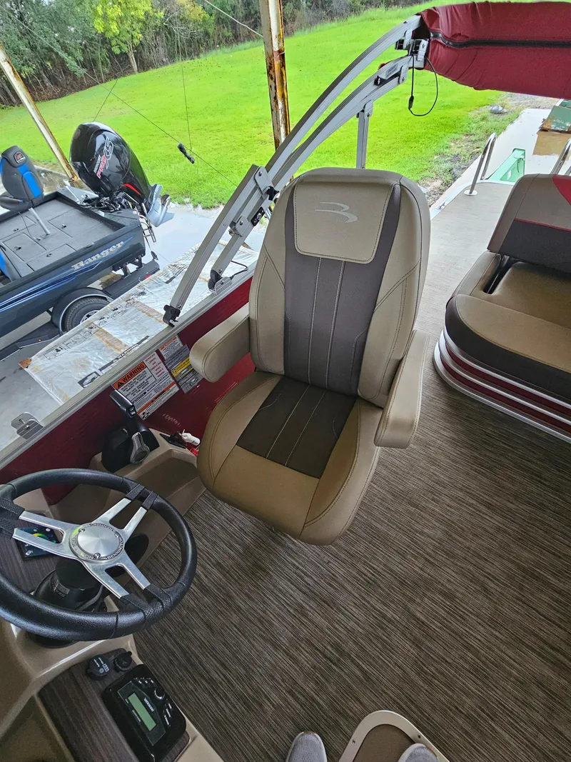 Slide: The Image of Captain's chair on 2021 Bennington 22 SX pontoon boat, featuring a sleek design and comfortable seating. - 19