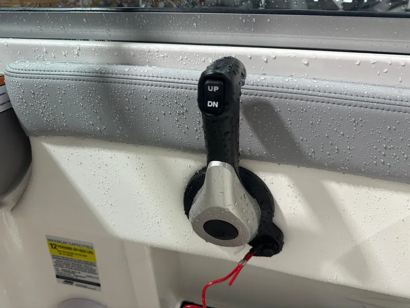 Slide: The Image of 2024 Chaparral SSI21SP boat throttle control with water droplets. - 30