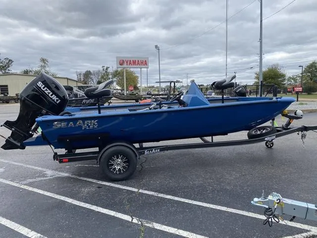 Slide: The Image of SeaArk Flex 19 2025 - 6