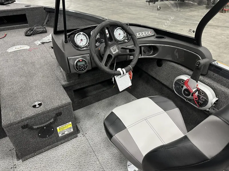 Slide: The Image of Crestliner CRESTLINER CH17WJ 2025 - 12