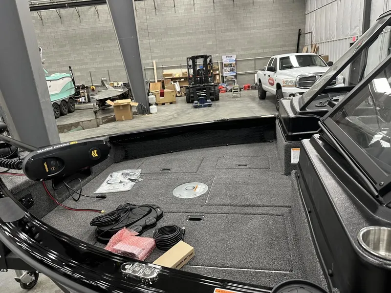 Slide: The Image of Crestliner CF17WJ 2025 - 6