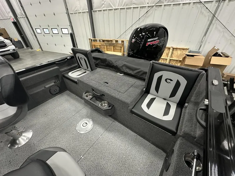 Slide: The Image of Crestliner CF17WJ 2025 - 7