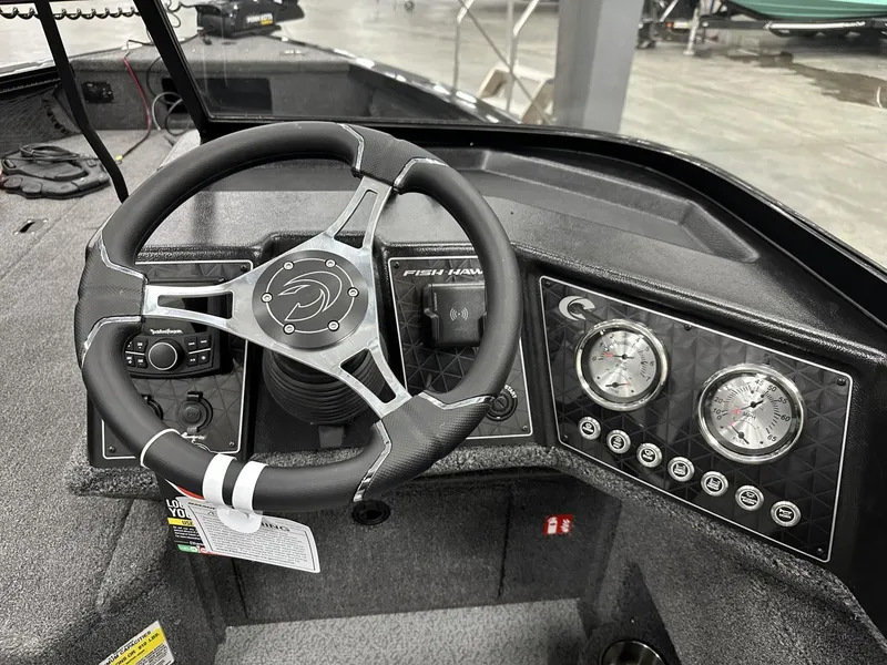 Slide: The Image of Crestliner CF17WJ 2025 - 9