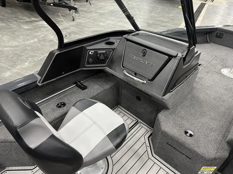 Slide: The Image of Crestliner CF17WJ 2025 - 10