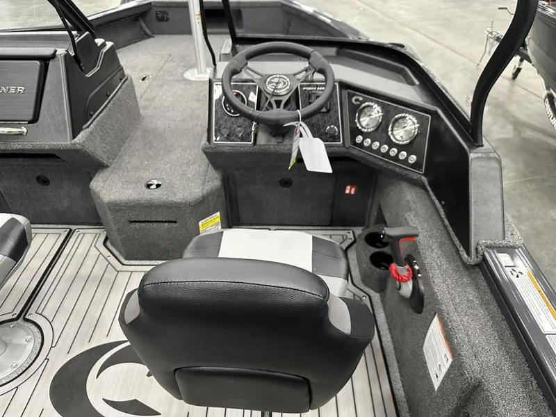 Slide: The Image of Crestliner CF17WJ 2025 - 9