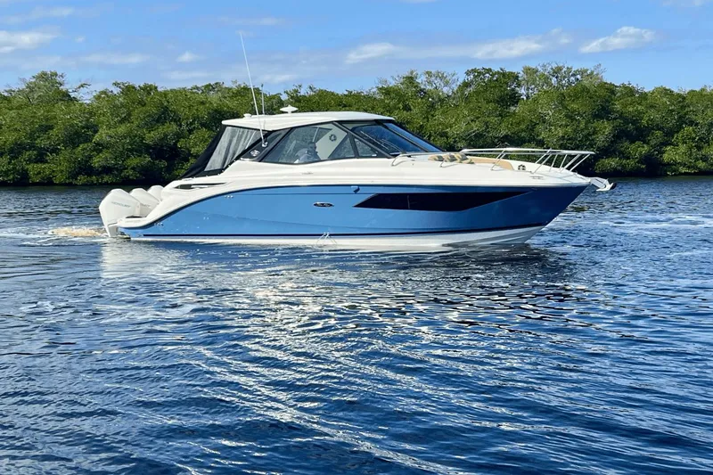 Slide: The Image of Sea Ray 320 Sundancer OB 2022 - 1