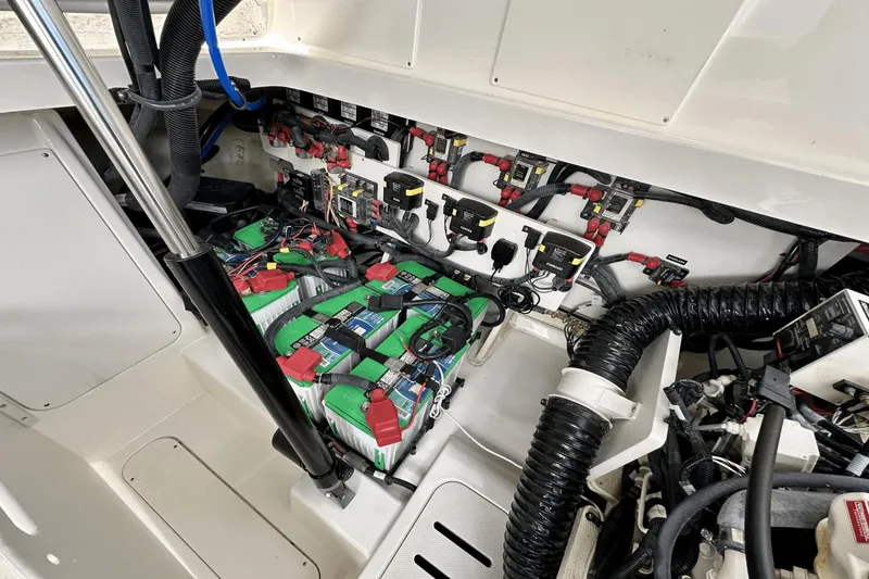 Slide: The Image of Sea Ray 320 Sundancer OB 2022 - 10