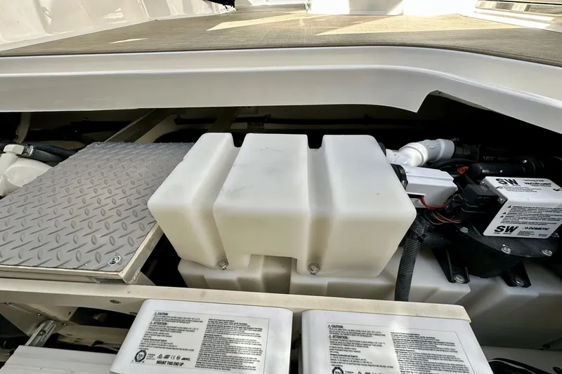 Slide: The Image of Sea Ray 320 Sundancer OB 2022 - 11