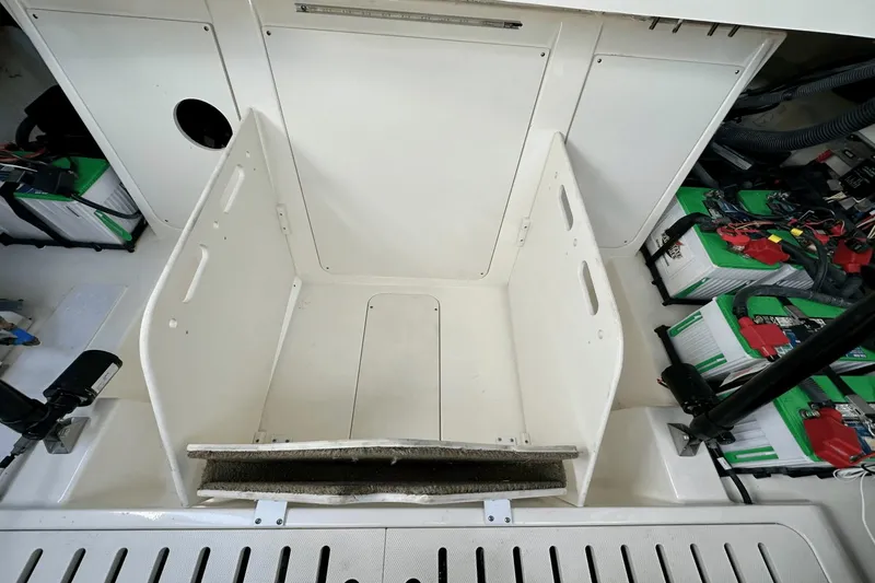 Slide: The Image of Sea Ray 320 Sundancer OB 2022 - 14