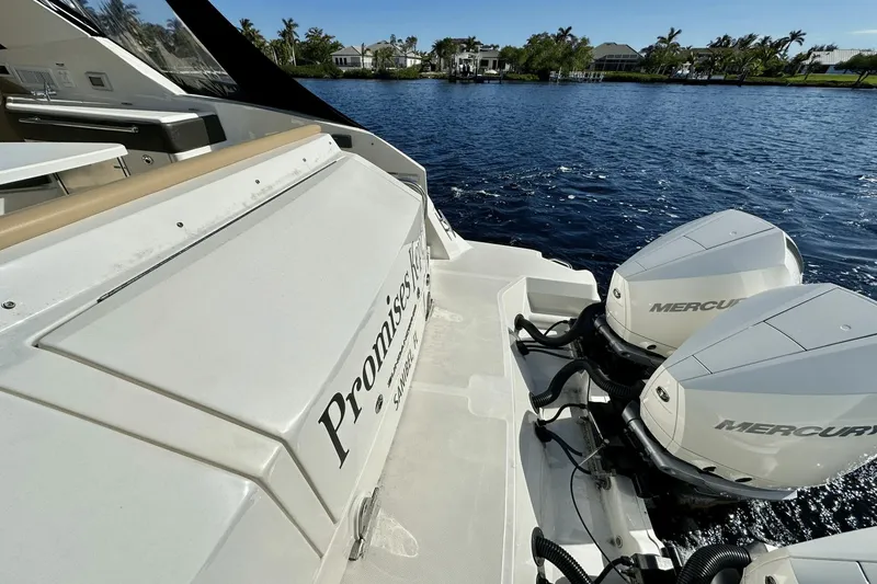 Slide: The Image of Sea Ray 320 Sundancer OB 2022 - 16
