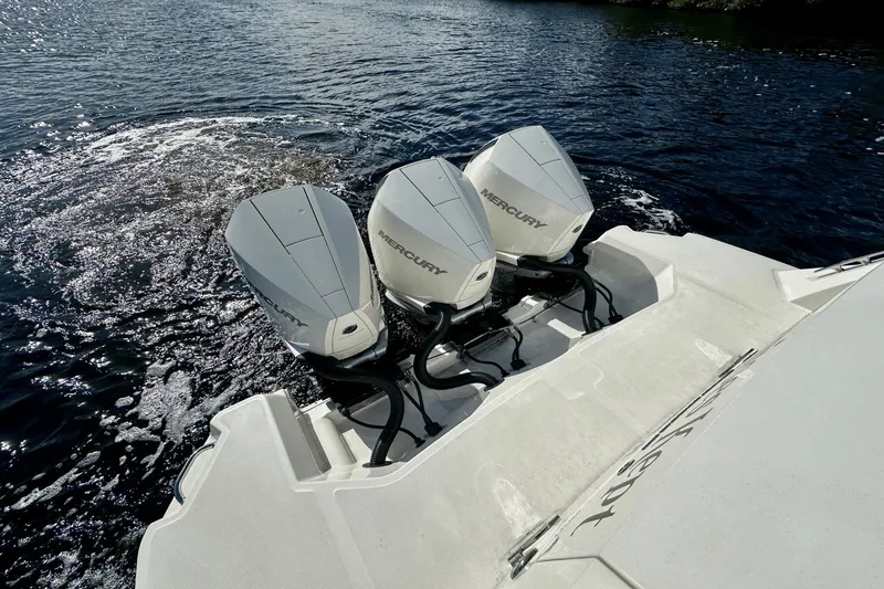 Slide: The Image of Sea Ray 320 Sundancer OB 2022 - 17