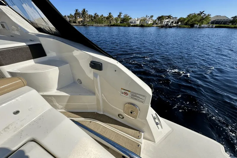 Slide: The Image of Sea Ray 320 Sundancer OB 2022 - 18