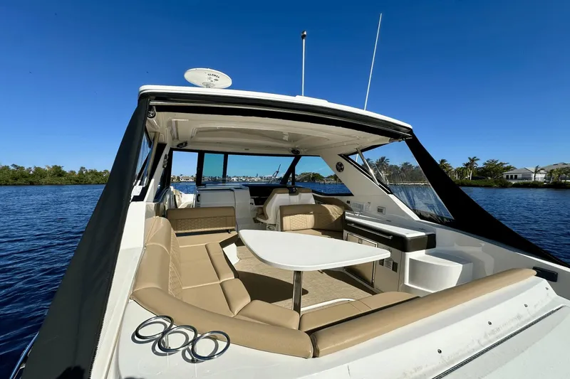 Slide: The Image of Sea Ray 320 Sundancer OB 2022 - 19
