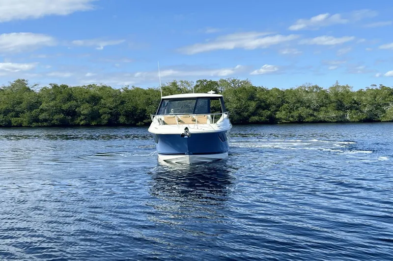 Slide: The Image of Sea Ray 320 Sundancer OB 2022 - 2