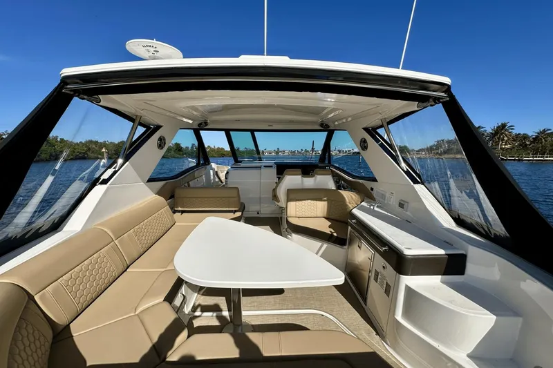 Slide: The Image of Sea Ray 320 Sundancer OB 2022 - 20