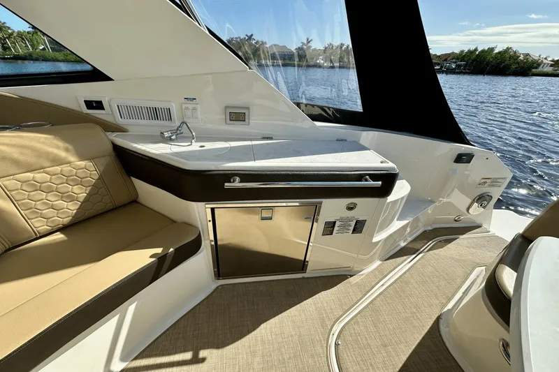 Slide: The Image of Sea Ray 320 Sundancer OB 2022 - 21