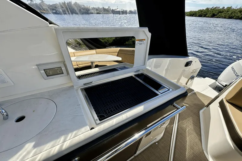 Slide: The Image of Sea Ray 320 Sundancer OB 2022 - 22