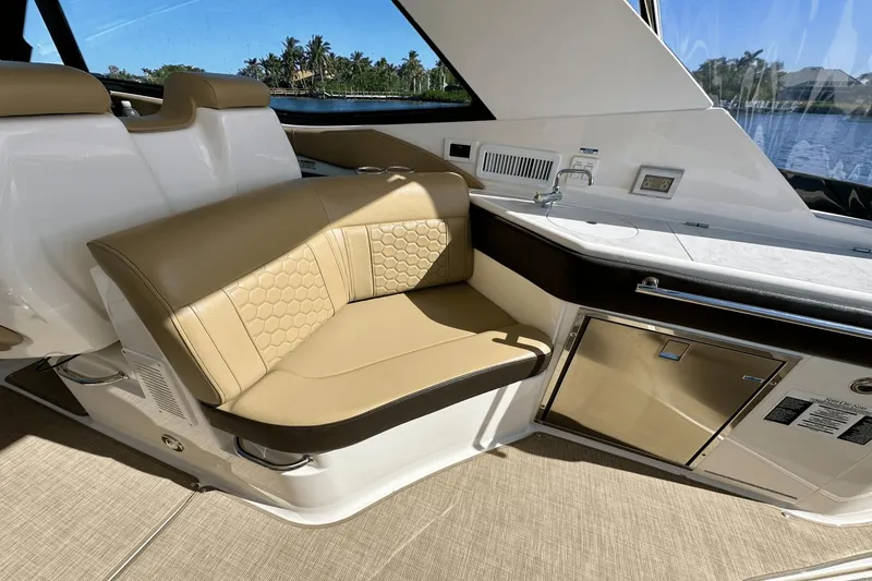 Slide: The Image of Sea Ray 320 Sundancer OB 2022 - 23