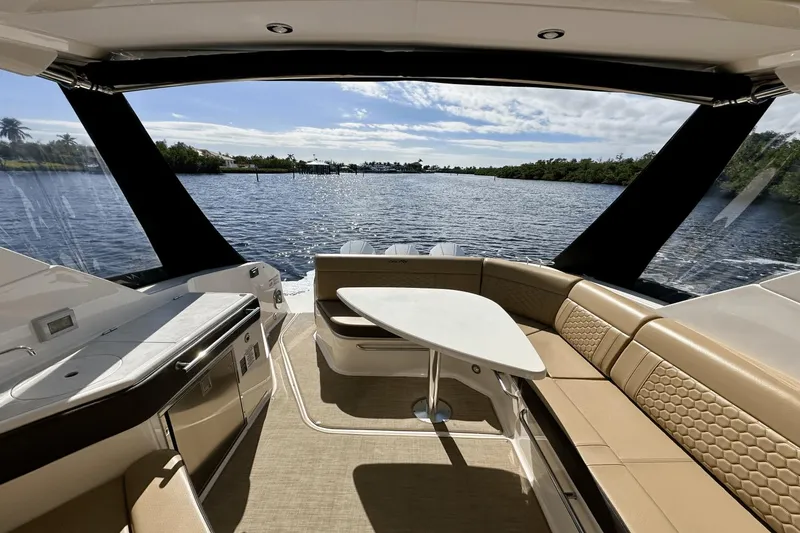 Slide: The Image of Sea Ray 320 Sundancer OB 2022 - 25