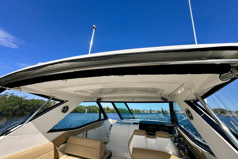 Slide: The Image of Sea Ray 320 Sundancer OB 2022 - 26