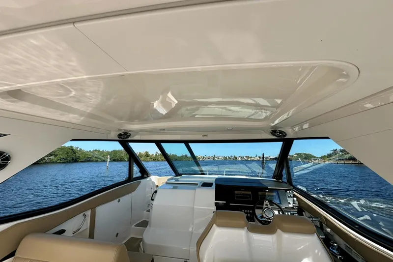Slide: The Image of Sea Ray 320 Sundancer OB 2022 - 27