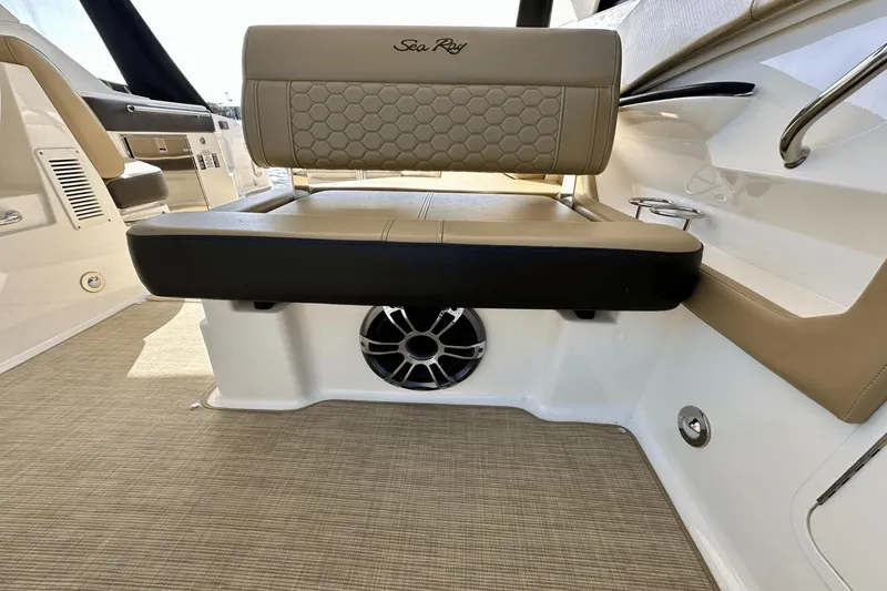 Slide: The Image of Sea Ray 320 Sundancer OB 2022 - 29